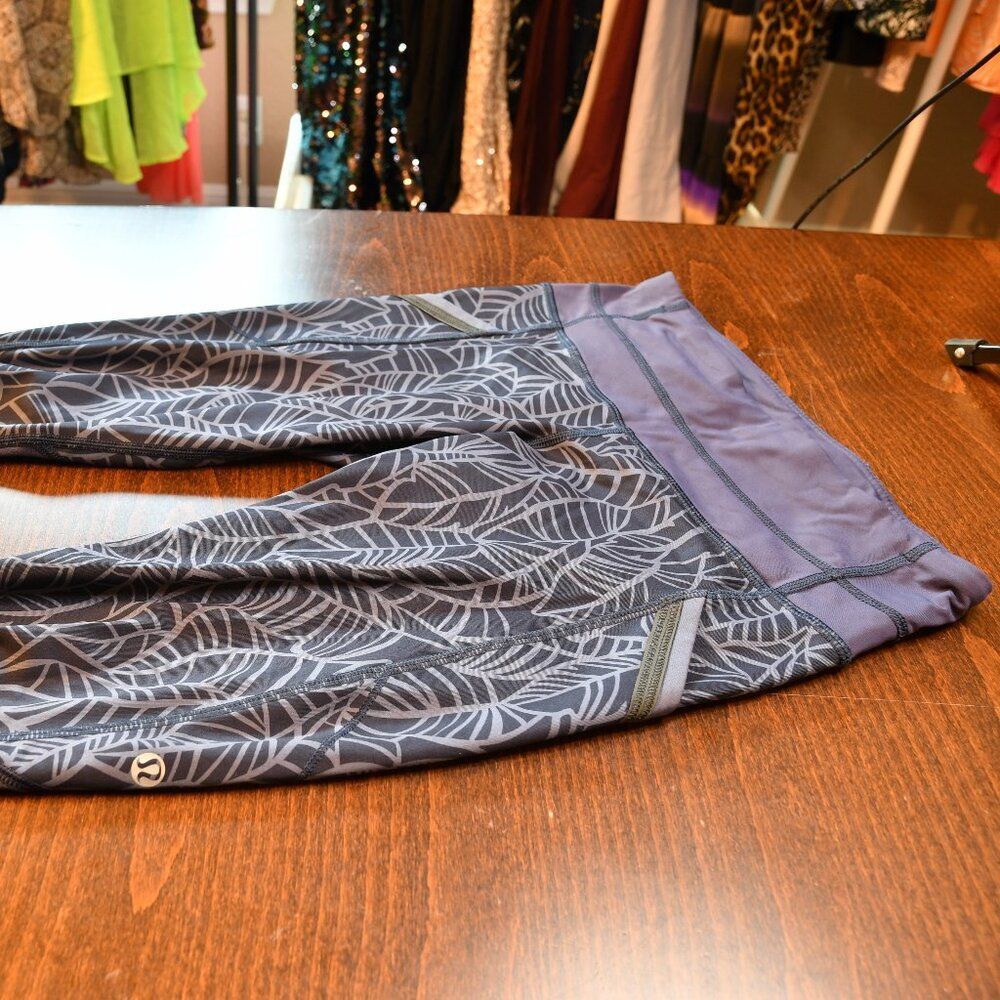 lululemon purple leaf print cropped leggings Size 4 Women's